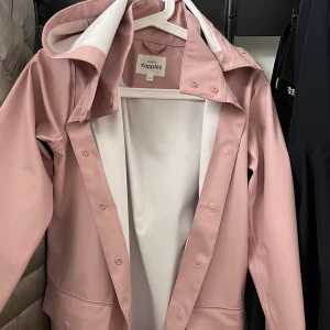 regnjacka - Snygg oanvänd ljusrosa regnjacka, jackan har stora fickor och är perfekt för regniga dagar. Enkel och stilren design som funkar till alla outfits😊