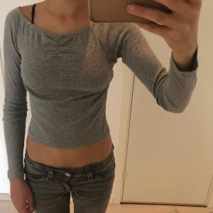 Grå ribbad långärmad trjöja Kappahl - Säljer en grå tröja från Kappahl🌺 strl:158/164💗rätt så stor ”halsöppning” med en detalj framtill🥰 inga tecken på användning och säljer pga: för liten🥰 ‼️pris kan diskuteras‼️