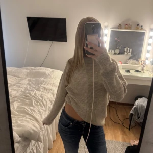 Beige ribbad polotröja från ONLY - Säljer en beige stickad tröja från ONLY, jätte skönt matrial och mysig. 