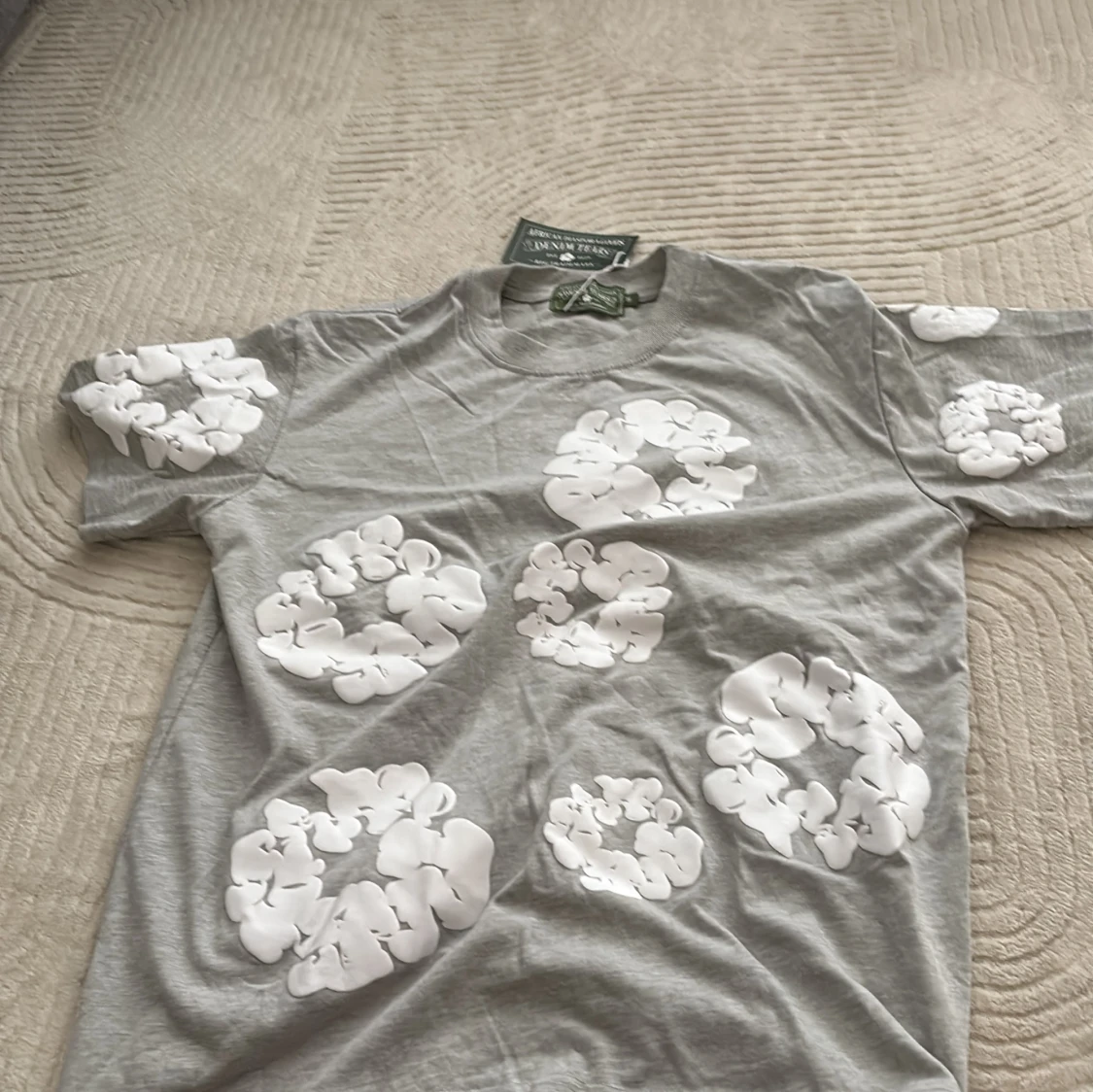 Grå blommig t-shirt från Denim Tears