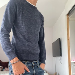 Mörkblå stickad tröja i bomull - Snygg mörkblå stickad tröja med rund hals och långa ärmar.🔵 Tröjan har en enkel och stilren design med ribbade muddar vid ärmslut och nederkant. 🪡Riktigt schysst tröja enligt mig😀xs