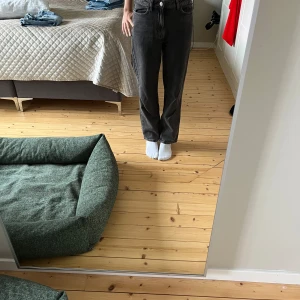 Jeans - Jag säljer ett par blå och grå/svarta jeans tillsammans. Jeansen är inte använda mycket max 3-4 gånger. Hör av dig om du har frågor