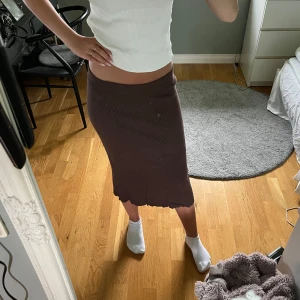 Brun kjol - Jätteskön brun kjol med en liten slits på sidan😍