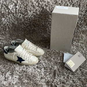 golden goose  - Tja! säljer dessa galet snygga golden goose i storlek 41, 8,5/10 skick nypris 5000 säljs för endast 2599kr skriv om du har någon fundering// armadiosell 