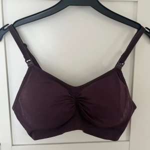 2st amningsbh - Två amningsbh säljes! En vinröd mot brun i färgen och andra rosa.❤️🤎 🌸 Storlek M på båda, säljes tillsammans. Tar emot bud!