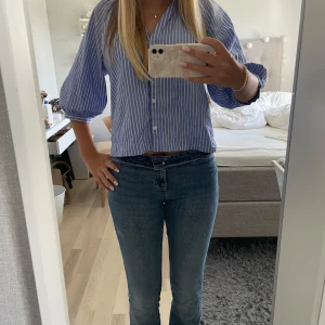 Jeans - Bootcut jeans, det är en low waist modell på jeansen, men jag skulle säga att de är mid waist. Jag är 175💞Storlek M/34