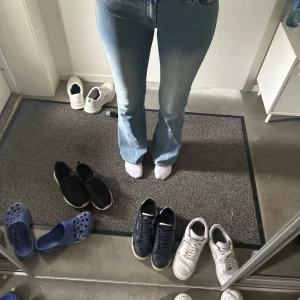 True Religion joey low rise flare  - Hej, hjälper min flickvän att sälja ett par ljusblå jeans från True Religion med bootcut passform i strl w28 som liknar strl S. Jeansen har klassiska fickor med snygga detaljer och logga bak. Hon säljer jeansen för att den knte passar henne i midjan så de är i nyskick! Pris kan diskuteras vid snabb affär.