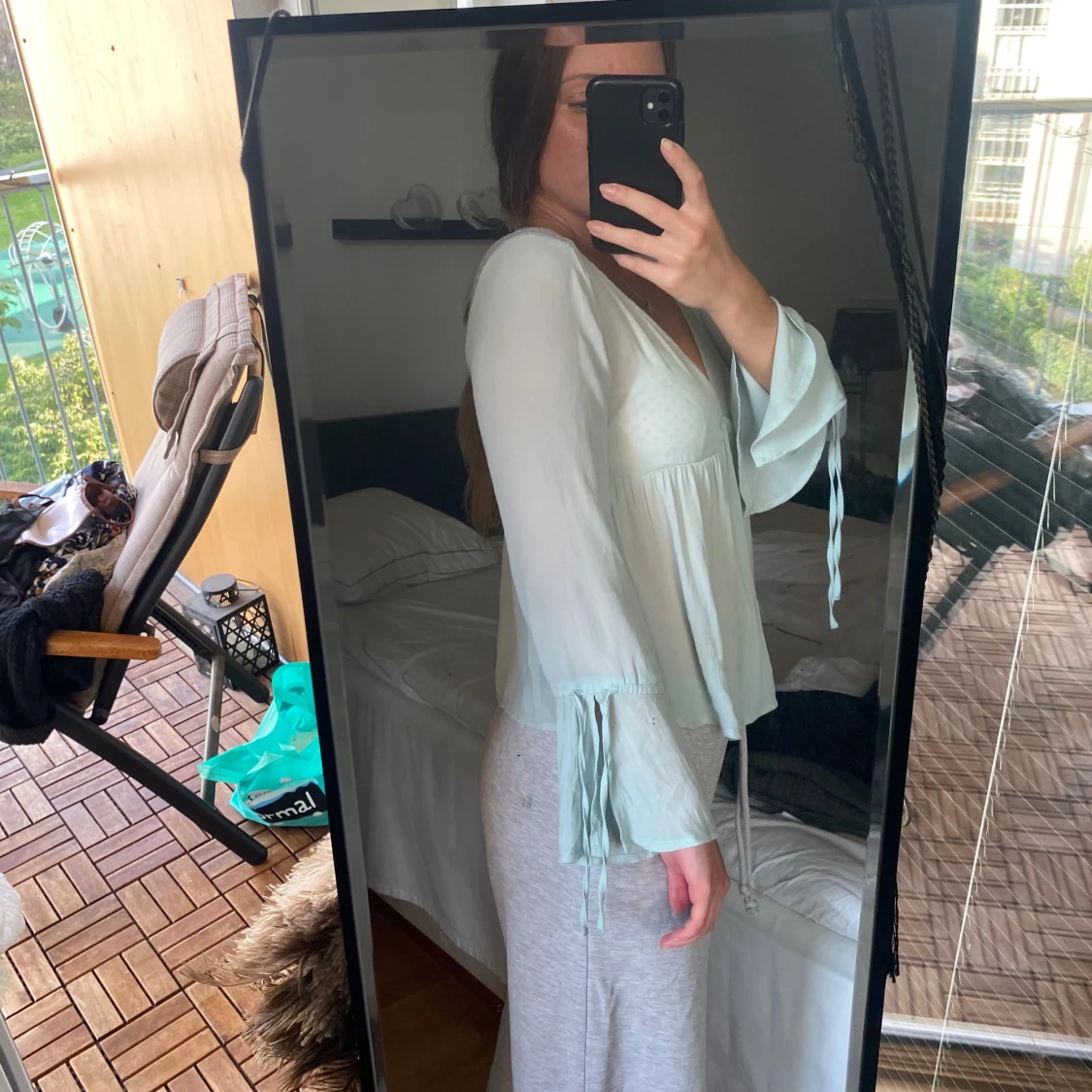 Ljusblå blus med spets från Divided - 1