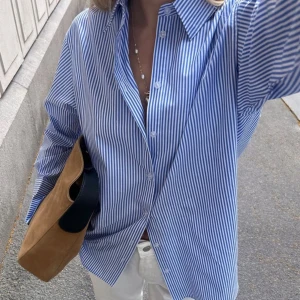 Nakd skjorta - Säljer min blåvit randiga skjorta från nakd i storlek 32 då den blivit för liten🤍fint skick, nypris 299kr säljer för 99kr