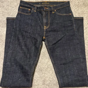 Nudie Jeans mörkblå jeans - Hej säljer nu ett par nudie jeans. Skicket är i ny skick inga defekter och passformen är slim fit. Storleken är W30 L32. Vid frågor är det bara att skriva!🤝🏼