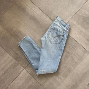 Dondup Jeans  - Säljer ett par ljusblå Dondup jeans i väldigt bra skick. Tvättade sparsamt vilket syns i skicket. Stolek: (31) 
