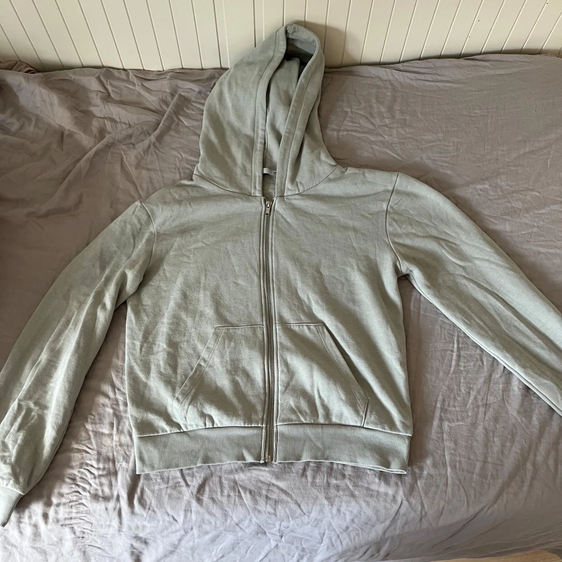 Ljusgrå hoodie  - 1