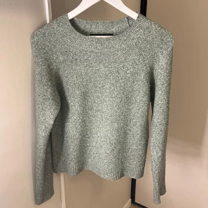 Grön stickad tröja  - Mysig grön stickad tröja från Vero Moda. Tröjan är verkligen super skön och passar till det mesta.