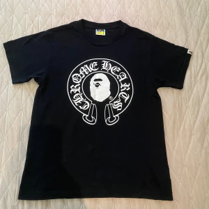 Bape X Chromehearts T-shirt  - Jätte fin svart Bape X Chromehearts T-shirt som har använts 3 gånger. Skick: 10/10 Storlek S kan passa M.