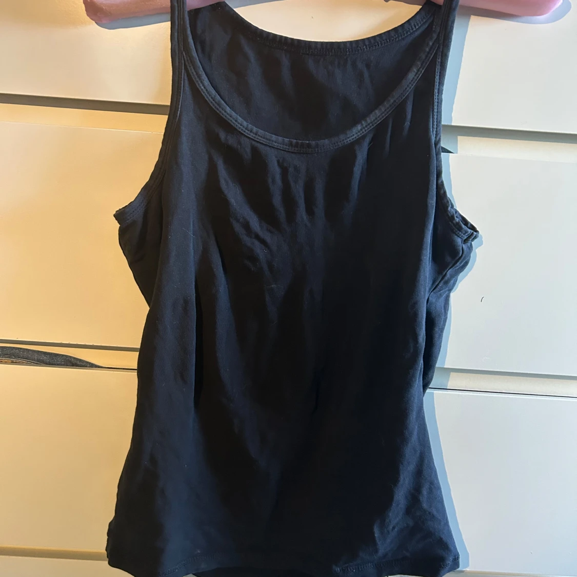 Svart linnetopp med smala axelband