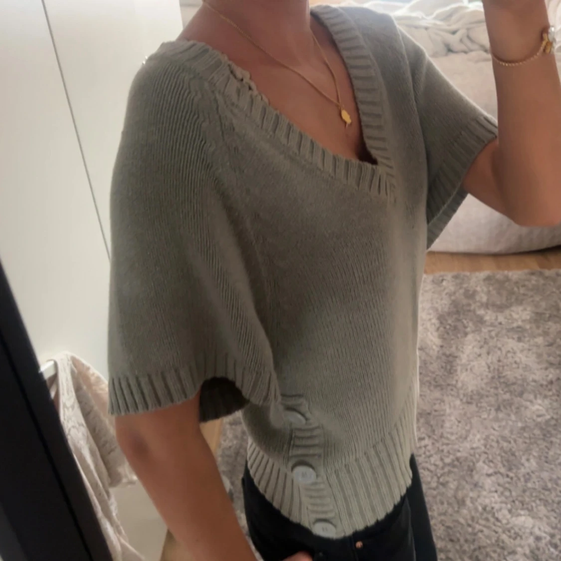 Ljusgrå stickad v-ringad tröja - 2