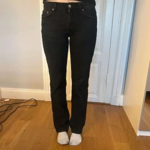 Svarta raka jeans från Zara - Säljer ett par svarta jeans från Zara med klassisk femficksdesign och raka ben. Jeansen har normal passform och midja, och är tillverkade i ett mjukt bomullsmaterial med lite stretch. Perfekta till sneakers eller boots.