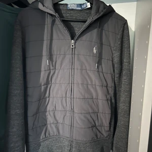 Ralph Lauren Cardigan - Riktigt fet cardigan från Ralph Lauren som är perfekt nu till hösten