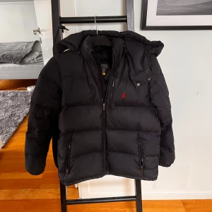 Polo Ralph lauren jacka - 167-180 Säljer min polo Ralph lauren jacka som är i xl barn storlek skulle säga storlek s mer väldigt snygg till vintern ny pris 3300kr köpt på kidsbrandstore pris kan diskuteras 😊