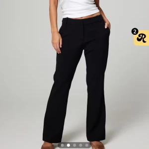Svarta kostymbyxor med raka ben - Snygga svarta kostymbyxor med klassisk rak passform och midwaist. Sprättade där nere men inget man tänker på!! Super bra skick!!!