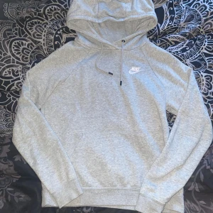Grå hoodie från Nike XS - Grå Nike hoodie som är i jättefint skick, storlek XS🩶finns mjukisbyxor till i storlek L om man är intresserad 