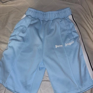 Palm angels shorts - Ljusblå shorts helt nya och fräscha. Skriv via intresse, kan sänka lite vid snabb affär.