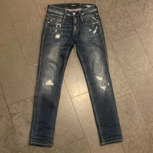 Replay Anbass - Säljer dessa eftertraktade jeans från replay i modellen anbass då de ej kommer till användning längre. Storlek 27:32. Mycket bra skick, endast använda ett fåtal gånger. Nypris ca 1800kr.