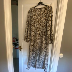 Zebramönstrad långklänning ifrån lager 157 - Klänning ifrån lager 157