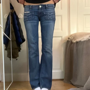 Lågmidjade Jeans - Supersnygga jeans, midjemått tvärs över 38, innerbenslängden 82💕💕
