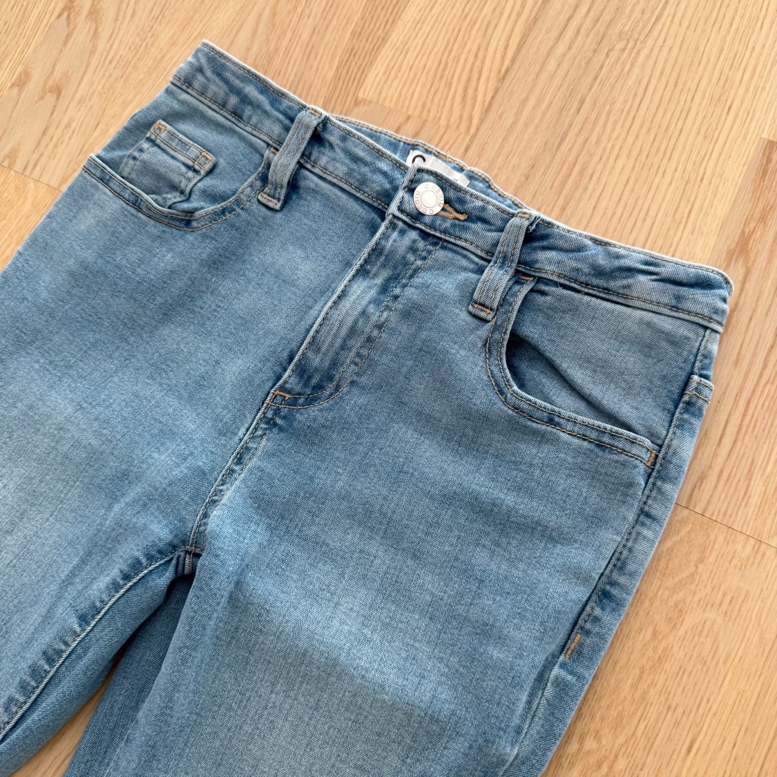 Light blue wash flare jeans, nästan helt oanvänd! - 1