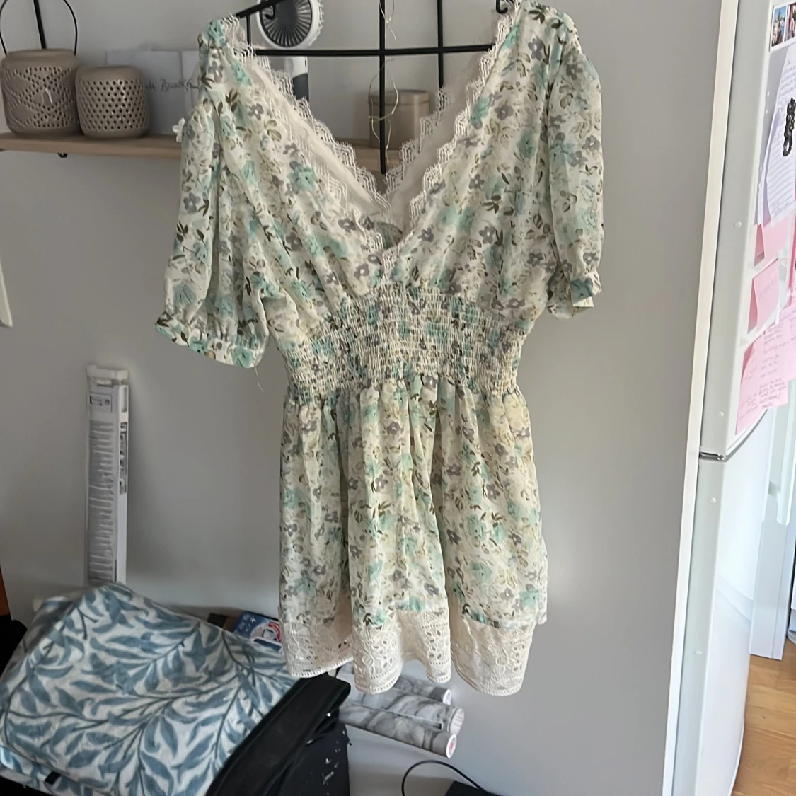 Blommig kortklänning med spetsdetaljer - 1