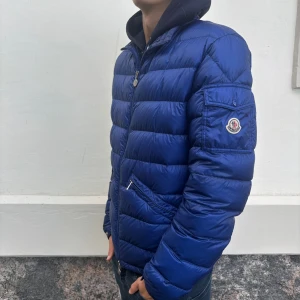 Moncler jacka  - Hej säljer denna sjukt feta moncler jackan i storlek 4. Skulle säga att jackan motsvarar en M. Nypris på denna jackan är 16000kr. Jackan är i sjukt bra skick och har inga defekter. Har mer äkthets bevis på jackan så bara skriva om ni har några frågor. 
