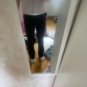 Svarta kostymbyxor från BikBok - Säljer ett par svarta kostymbyxor från BikBok i storlek 38. Byxorna har en klassisk rak passform med dragkedja och knapp framtill med en medelhög midja. Snygga till både sneakers och boots, perfekta om du vill ha en clean och stilren look. Lite knoppriga därav priset 💕