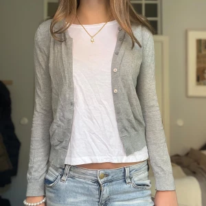 Ljusgrå kofta - Gullig kofta💕