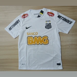Santos Neymar Jr vit matchtröja Nike S - Snygg vit fotbollströja från Santos FC med Neymar Jr och nummer 11 på ryggen. Tröjan har korta ärmar, svart klubbmärke och Nike-logga på bröstet samt flera sponsorer i svart och gult. Tillverkad i lätt och ventilerande Dri-FIT material, perfekt för träning eller match.