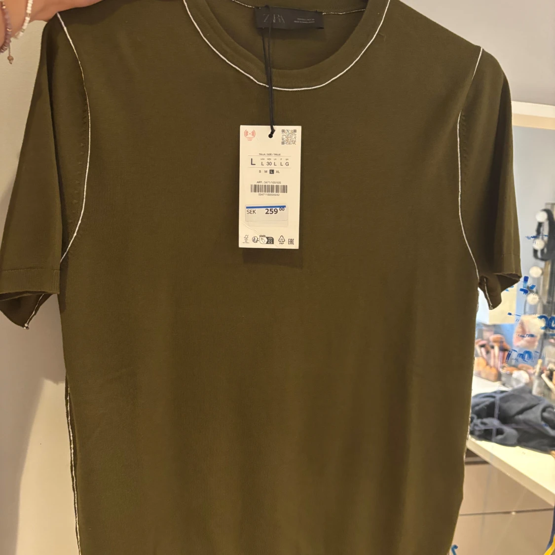 Olivgrön t-shirt från Zara, L