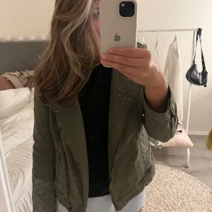 Grön jeans jacka - Supersnygg jeansjacka med guldiga detaljer, säljer pga att den är för liten, skriv för fler bilder och funderingar!☺️