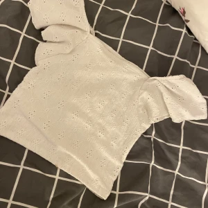 Vit blus med volangärm från Kappahl - Supersöt vit blus från Kappahl med broderat hålmönster och volangärmar. Väldigt gammal och jag kan inte ha den längre därför säljer jag. Pris kan diskuteras 💕Ja kunde ha den när ja hade storlek 158 cirka så den kan upplevas som lite stor i storleken.