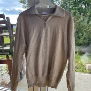 Beige stickad half zip-tröja från MNG - Beige stickad tröja från MNG med halv dragkedja och krage. Så fin till hösten och i nästan nyskick. Säljes åt min pojkväns lillebror pga för liten för honom❣️ 