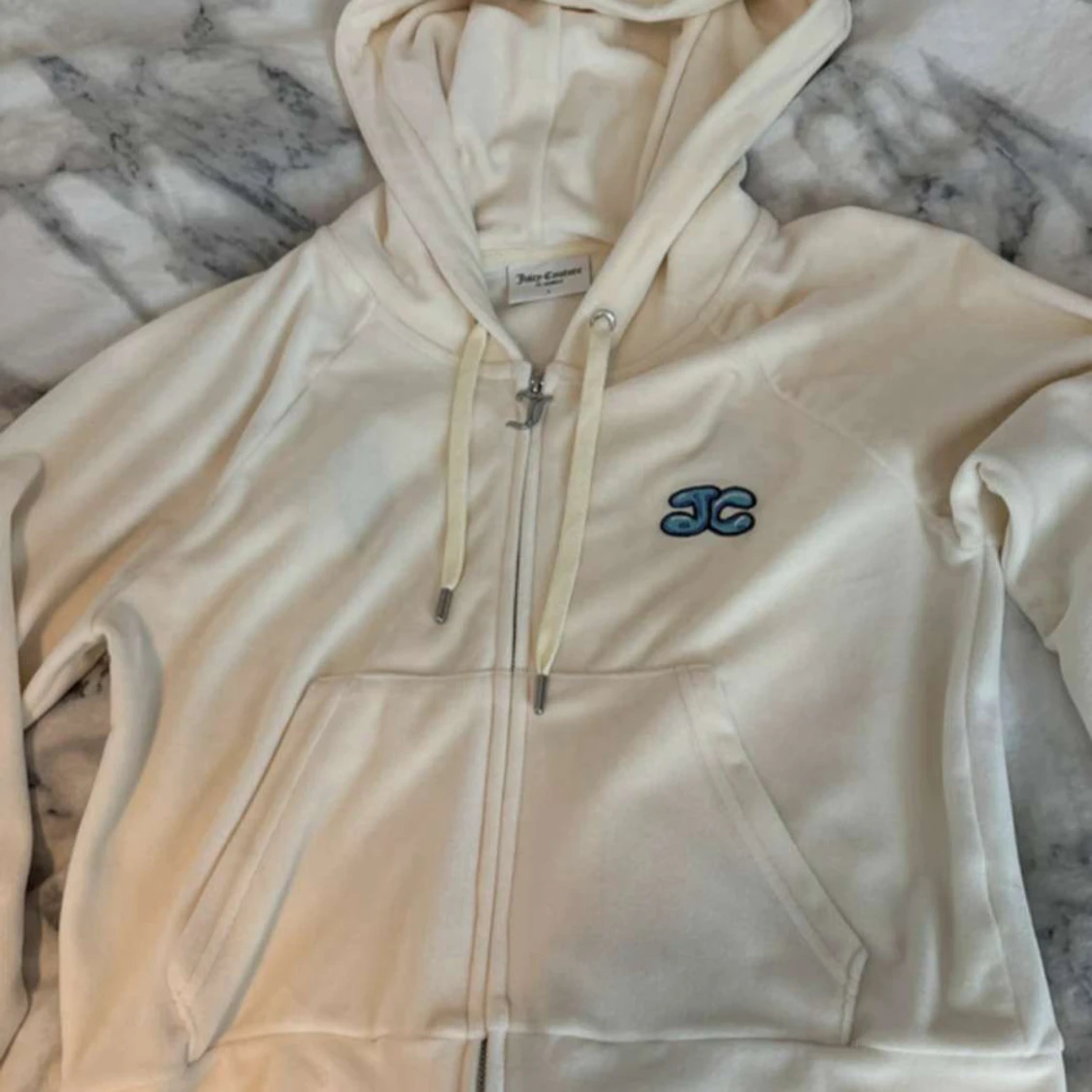 Juicy Couture vit hoodie med blått tryck - 2