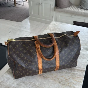 Louis Vuitton Keepall 45 - Louis Vuitton vintage Keepall i fint skick, nytt blixtlås och i princip inga degekter, bara att höra av sig vid frågor eller om fler bilder önskas