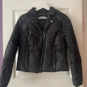 Jacka - En jättefin jacka från ROCK’N’BLUE med avtagbar fusk päls i storlek 36.  Helt ny men tyvärr utan prislapp.