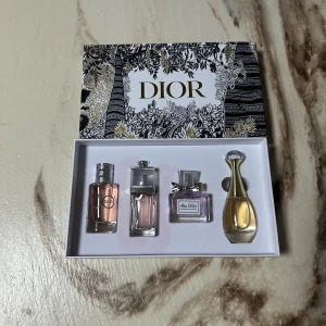 Dior parfymset med fyra miniflaskor - OBS! Den ena har tyvärr läkt (se bild) och det är ca 40% kvar av den som har läkt. Alla andra har inga defekter och funkar felfritt!