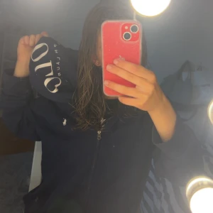 Mörkblå hoodie från Polo Ralph Lauren - Jätte snygg polo Ralph lauren zip hoodie som är i mycket bra skick för den är inte så använd. Säljs endast pga fel storlek (spegeln är smutsig, fler bilder kan skickas🙌)