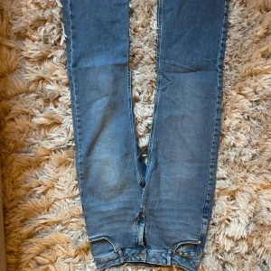 Blå kickflare jeans från Carin Wester - Snygga blå jeans från Carin Wester i modellen Palmer. Jeansen har midwaist, slim fit och kickflare/croppade ben. Tillverkade i stretchig denim med 99% bomull och 1% elastan. Klassisk femficksmodell och ljusblå tvätt.