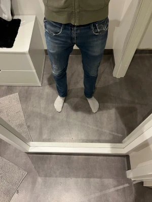 Replay Anbass jeans  - Replay Anbass jeans i mörkblå med slitningar. Materialet är stretchigt och är supersköna att använda. Skick 9/10, storlek: W31 L32