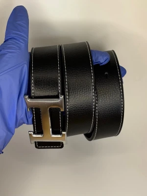 Svart läderbälte med H-spänne - Nytt skick finns fler i lager 