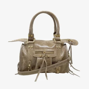 Beige handväska i äkta skinn. - Säljer min väska. Den har guld nitar och dragkedja och fransar. Köpt för 1000kr. Den är i äkta skinn!!!💞 Det finns även en lång axelrem till den..