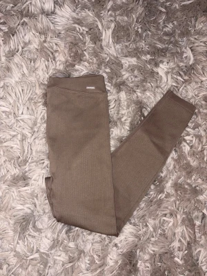 Bruna ribbade leggings från Aim'n - Säljer ett par leggings från Aim'n i strl xs. Modellen syns på sista bilden☺️