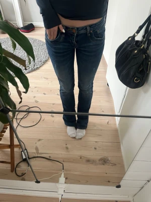 Ltb valerie blå jeans bootcut - Superpopulära ltb jeans i modellen valerie i färgen blue addicted. Jeansen har bootcut passform. Superfina med en liten defekt (se bild) annars i jättebra skick. Säljer då de tyvärr är för små för mig. Storlek 28/34💞